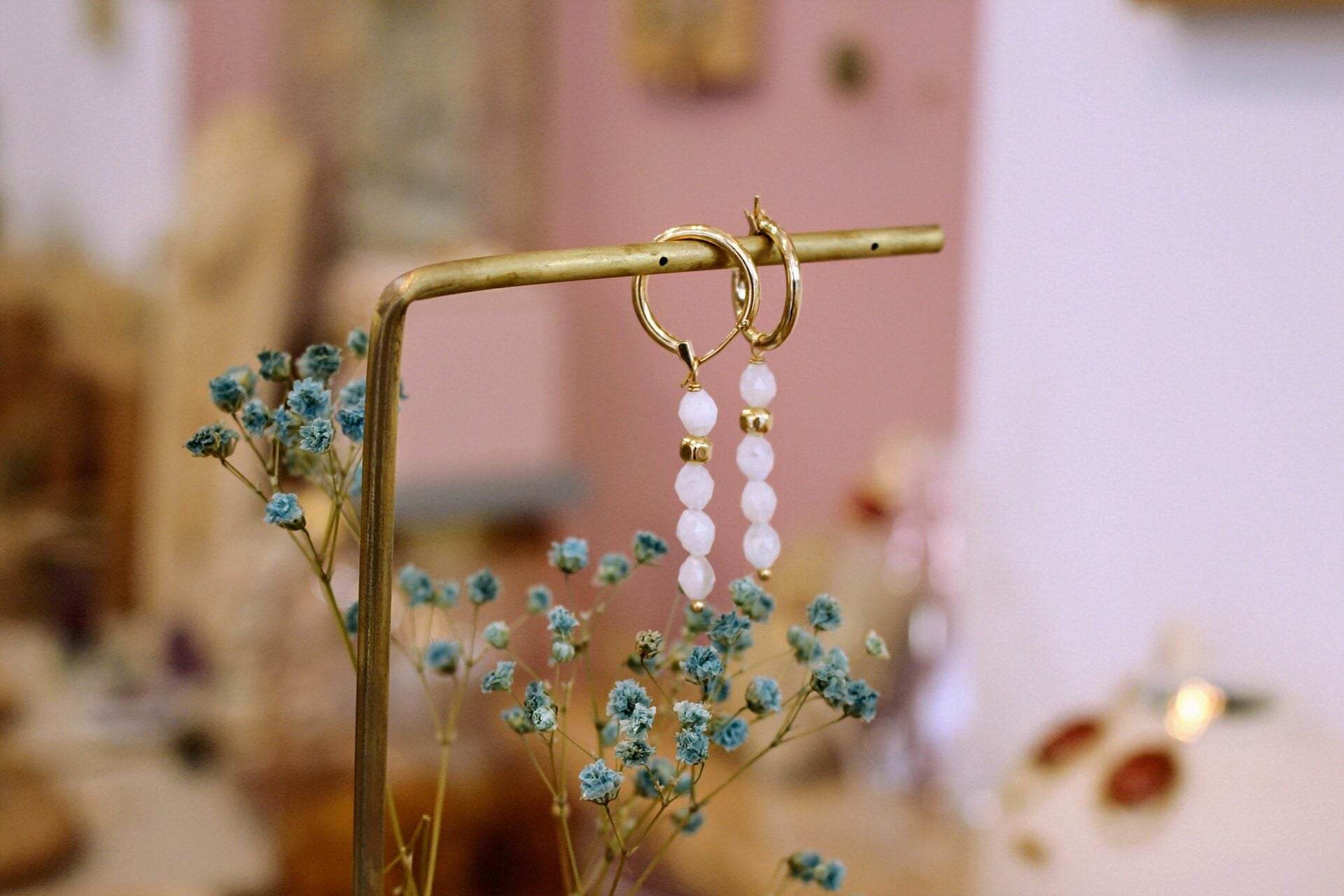 idée cadeau bijou femme doré et blanc boucles d'oreilles pierre de lune