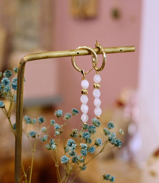 idée cadeau bijou femme doré et blanc boucles d'oreilles pierre de lune