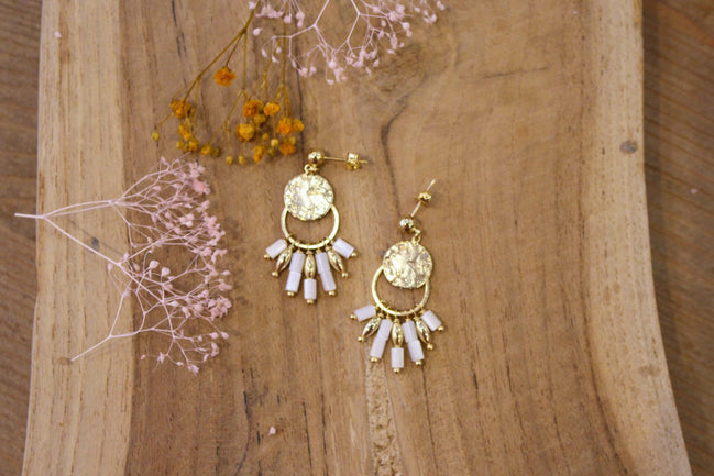 bijou femme boucles d'oreilles pedantes dorées et nacre