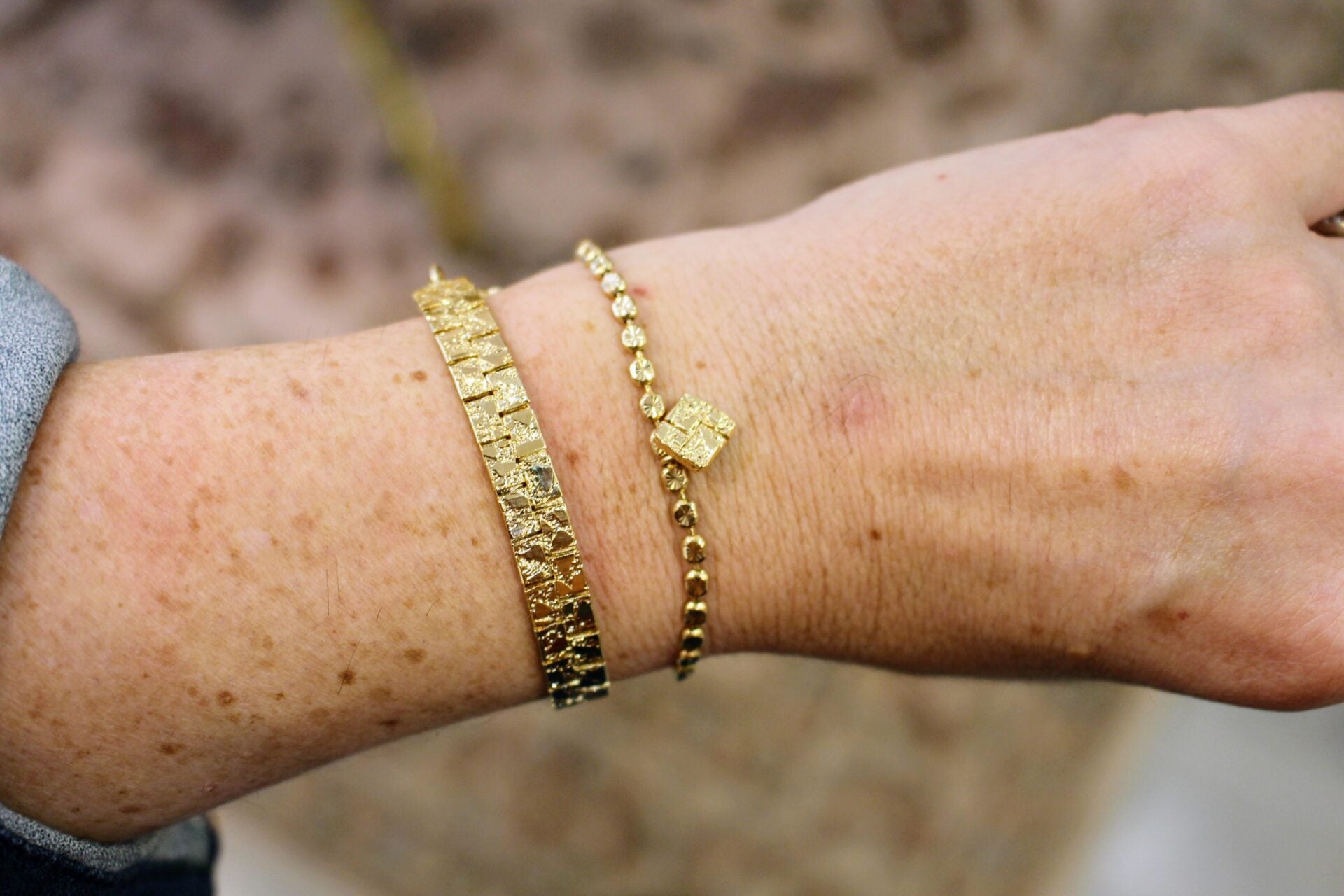 idée cadeau bracelet doré femme texture et gravure