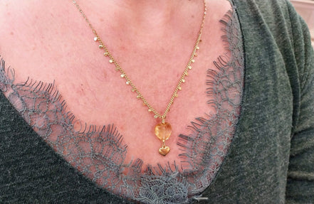 idée cadeau collier cœur pour femme chaine doré et pendentif pierre naturelle citrine
