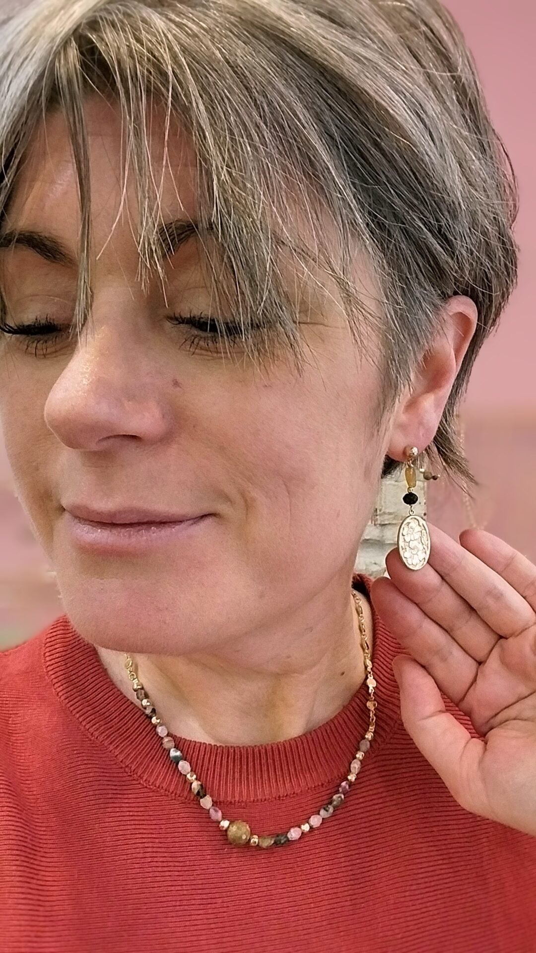 idée cadeau femme bijou boucles d'oreilles pendantes dorées tourmalines