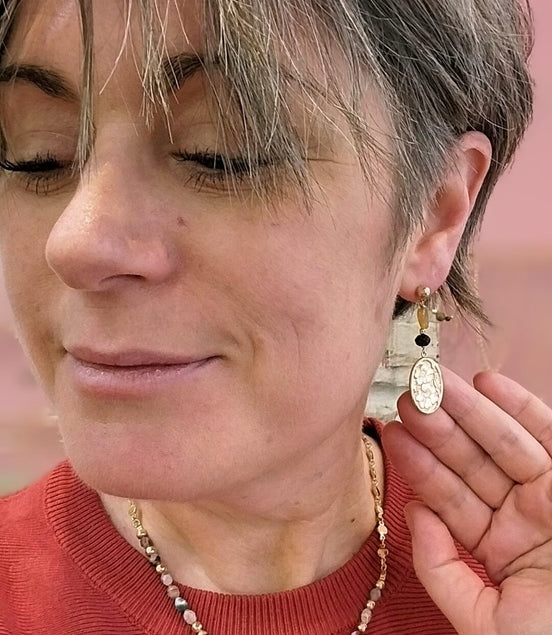 idée cadeau femme bijou boucles d'oreilles pendantes dorées tourmalines