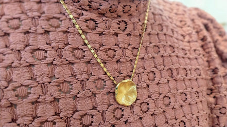 idée cadeau femme bijou collier doré pendentif organique