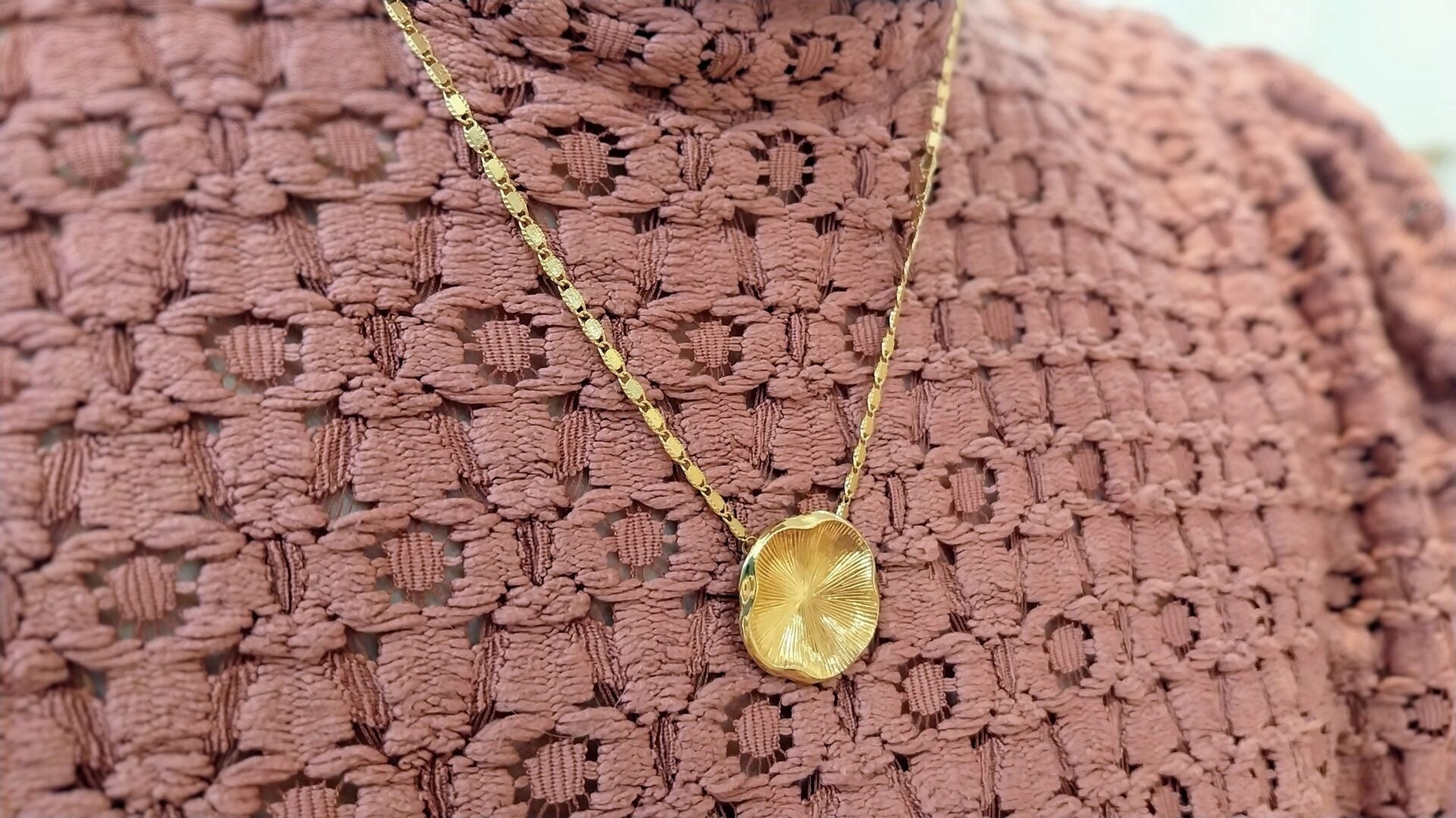 idée cadeau femme bijou collier doré pendentif organique