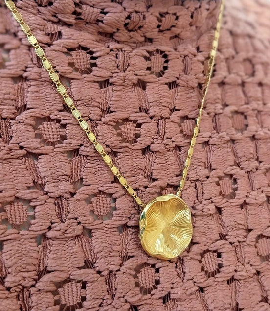 idée cadeau femme bijou collier doré pendentif organique
