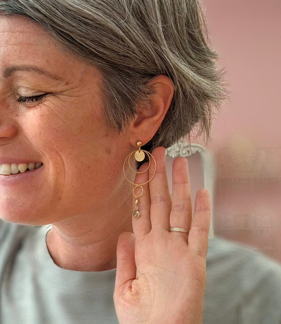 idée cadeau femme bijou créateur asymétrique doré et pierre naturelle