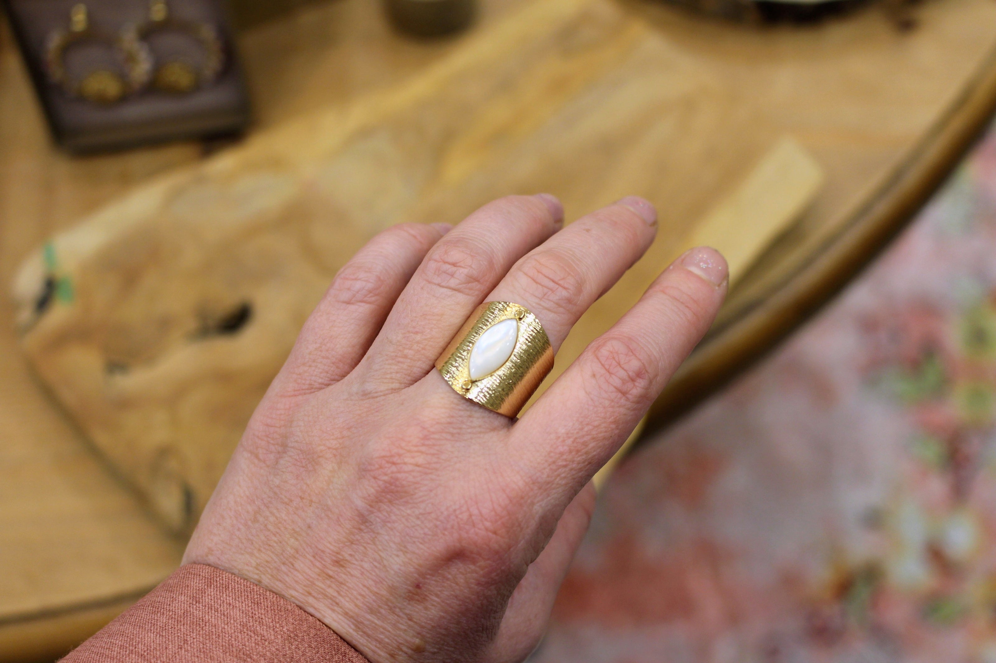 Bague GARDIENNE DES RÊVES doré nacre blanche