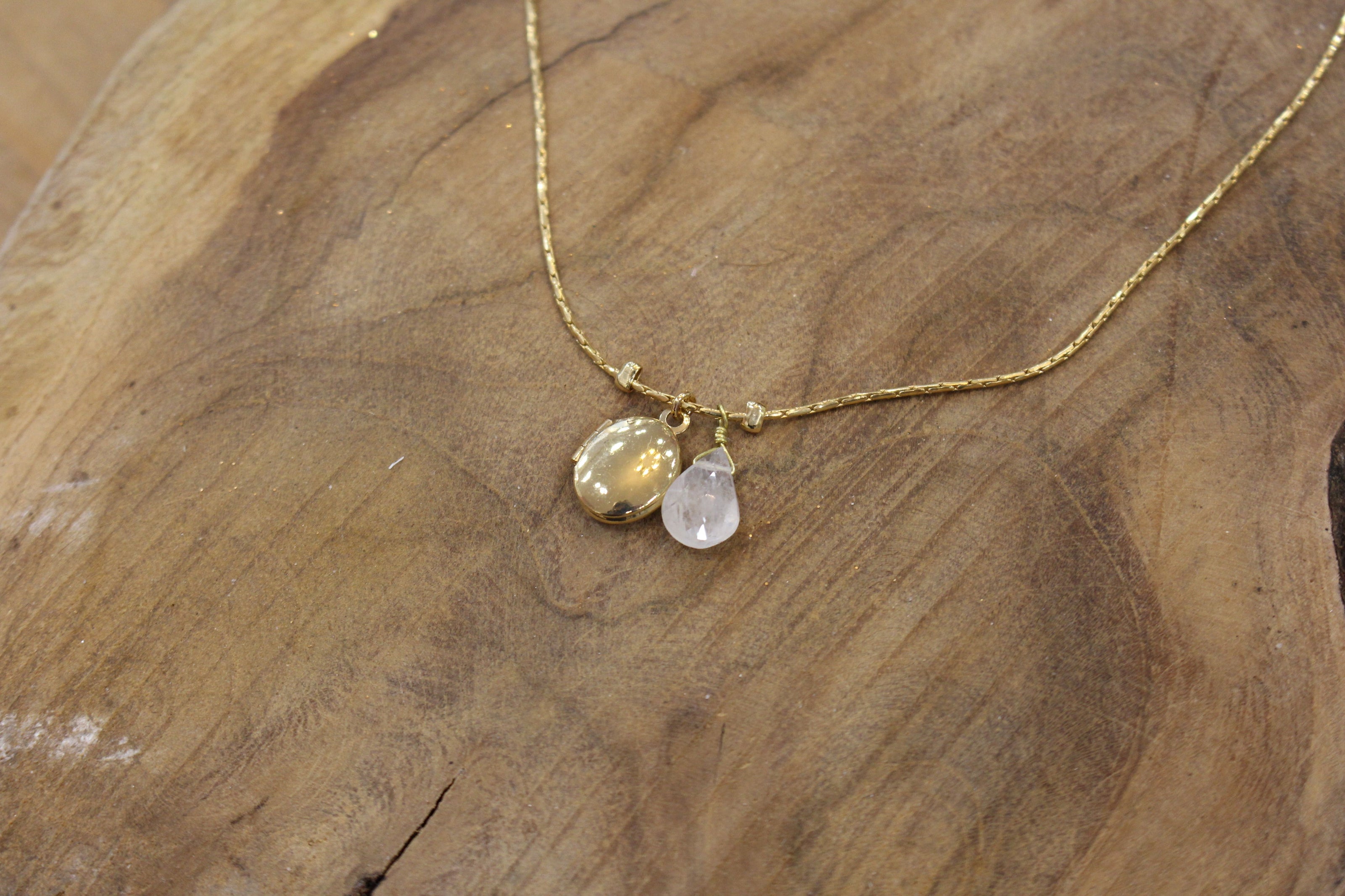 Collier doré A COEUR CLOS