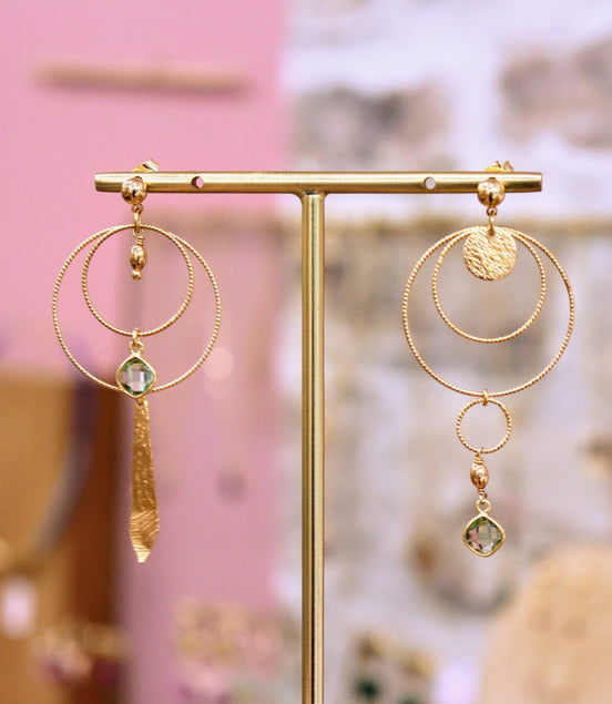 longues boucles d'oreilles légères asymétrique. Idée cadeau bijou de créateur. doré et pierre naturelle verte translucide