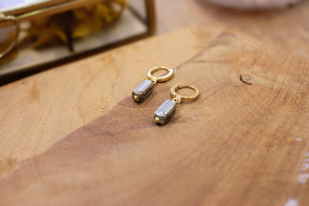 boucles d'oreilles doré minis pampilles céramique bleu gris