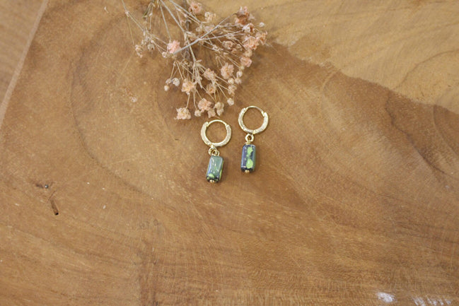 minis boucles d'oreilles doré et perles céramiques vertes