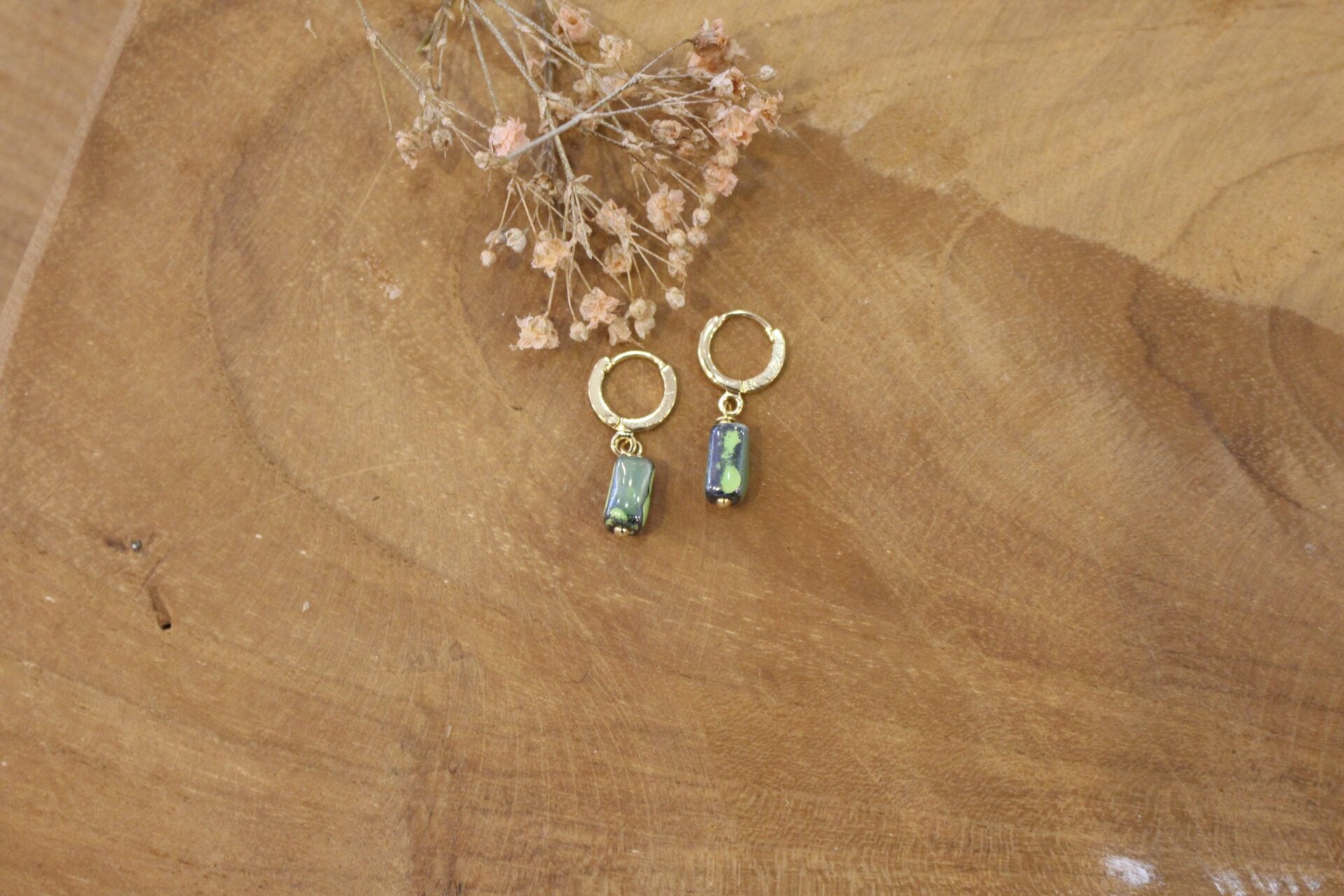 minis boucles d'oreilles doré et perles céramiques vertes