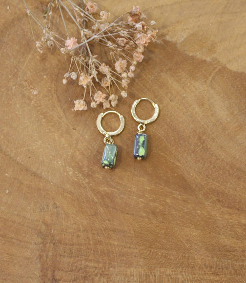minis boucles d'oreilles doré et perles céramiques vertes