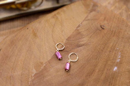 minis boucles d'oreilles dorées et pampilles céramique rose