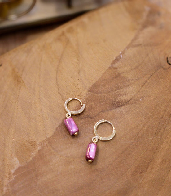 minis boucles d'oreilles dorées et pampilles céramique rose