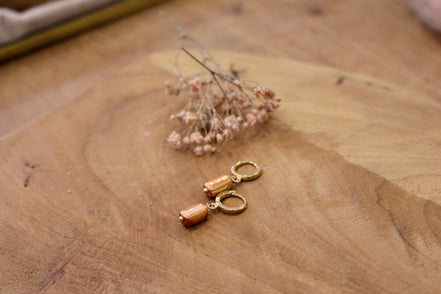 minis boucles d'oreilles pendantes doré et perles en céramique orange