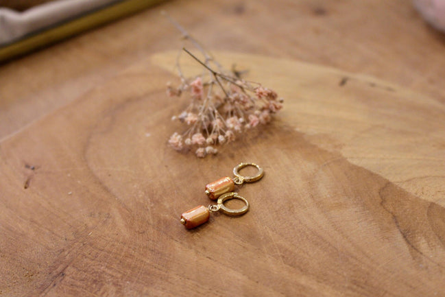 minis boucles d'oreilles pendantes doré et perles en céramique orange
