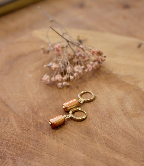 minis boucles d'oreilles pendantes doré et perles en céramique orange