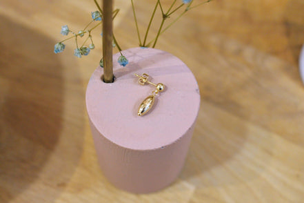 mono boucle dorée pendante courte
