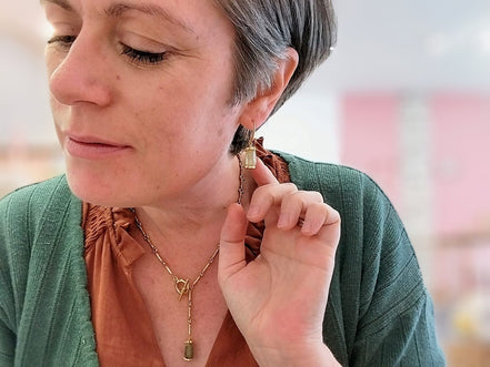 collier et boucles d'oreilles doré et pierre naturelle en grenat