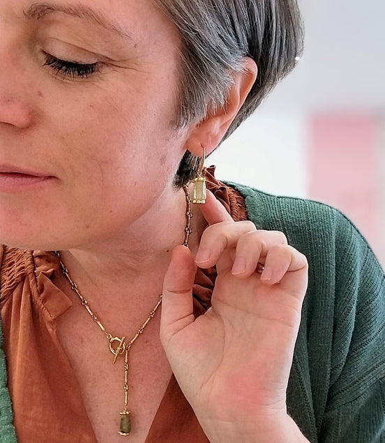collier et boucles d'oreilles doré et pierre naturelle en grenat