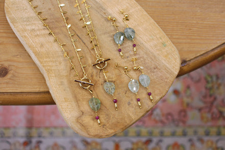 Boucles d'oreilles QUIETUDE doré - phrénite épidote et rubis