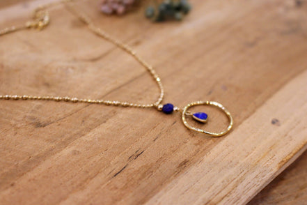 pendentif rond irrégulier sur chaine fine pierre de lapis lazuli
