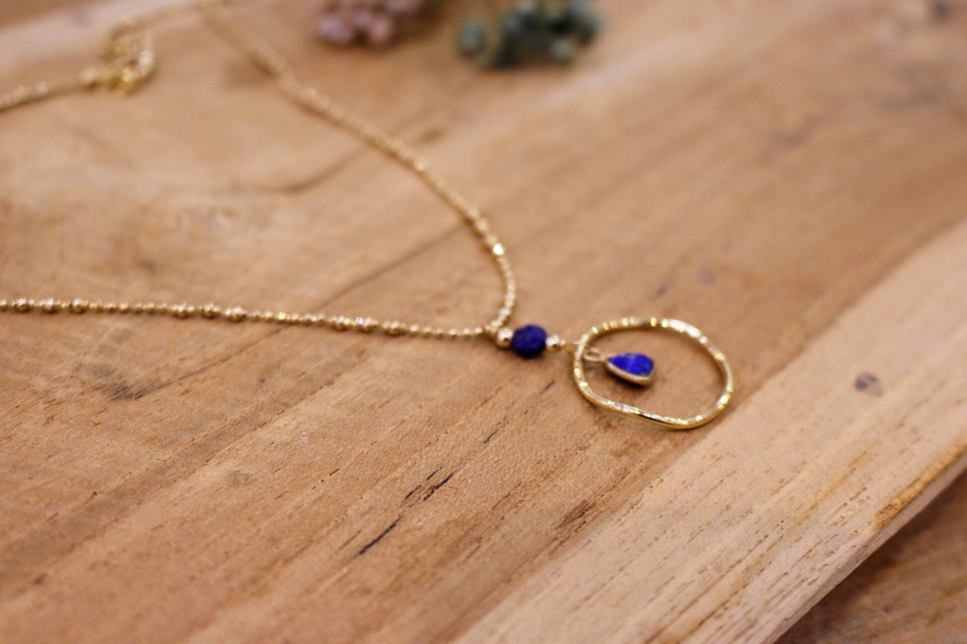 pendentif rond irrégulier sur chaine fine pierre de lapis lazuli