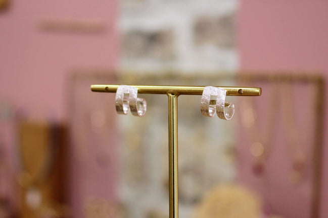 petites créoles courtes courtes originales argentées martelées idée cadeau bijou artisanal