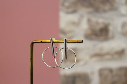 Idée cadeau bijou femme petites boucles d'oreilles argentées anneaux