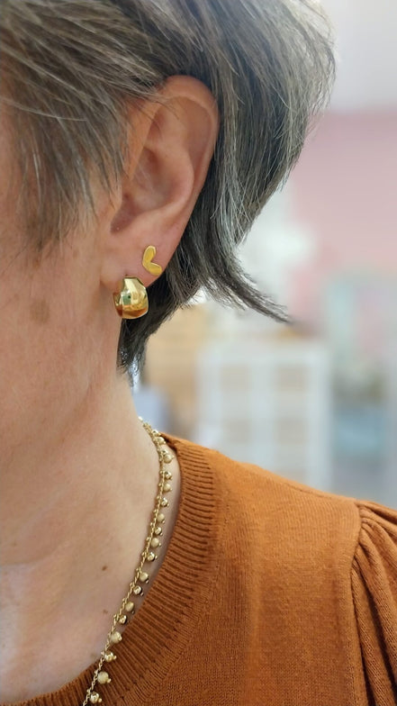 petites boucles d'oreilles créoles larges bijou doré