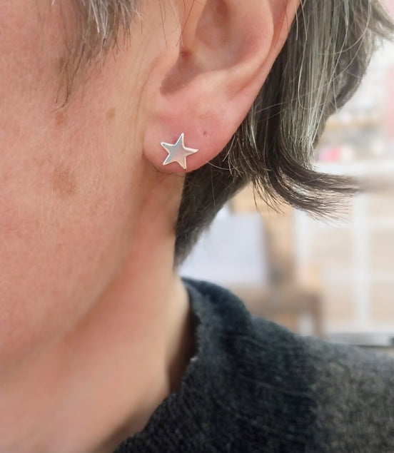 petites boucles d'oreilles étoiles argenté