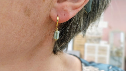petites boucles d'oreilles pampille céramique bleu gris idée cadeau bijou artisanal