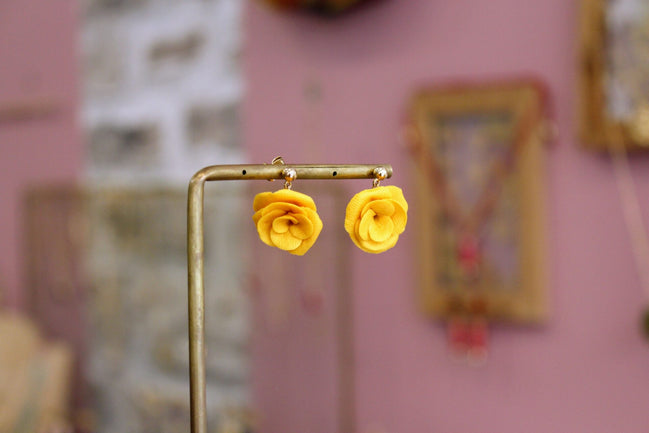 petites boucles d'oreilles pendantes fleurs jaunes