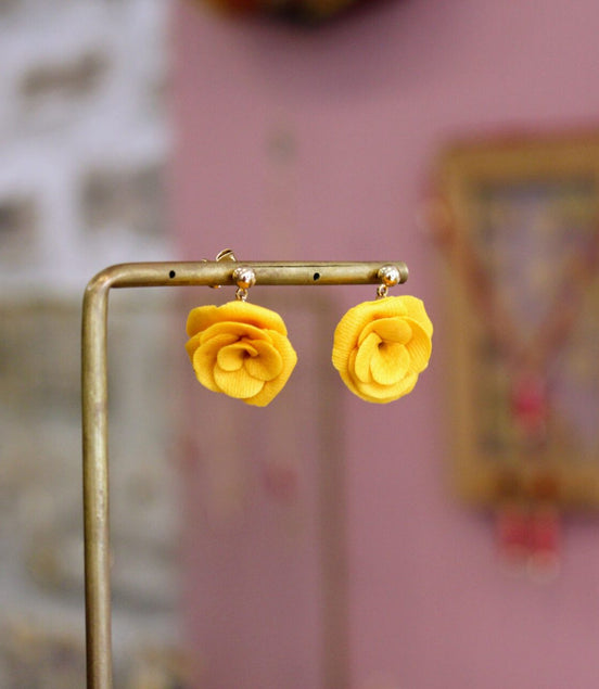 petites boucles d'oreilles pendantes fleurs jaunes