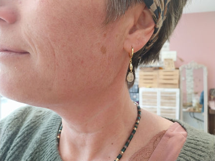 petites Boucles d'oreilles dorées pendantes et quartz rutile