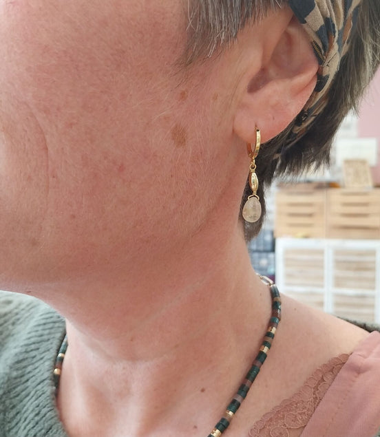 petites Boucles d'oreilles dorées pendantes et quartz rutile