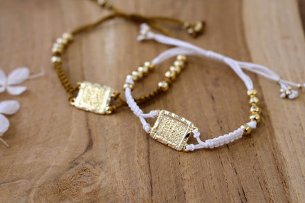 plaque texture dorée bracelet talisman