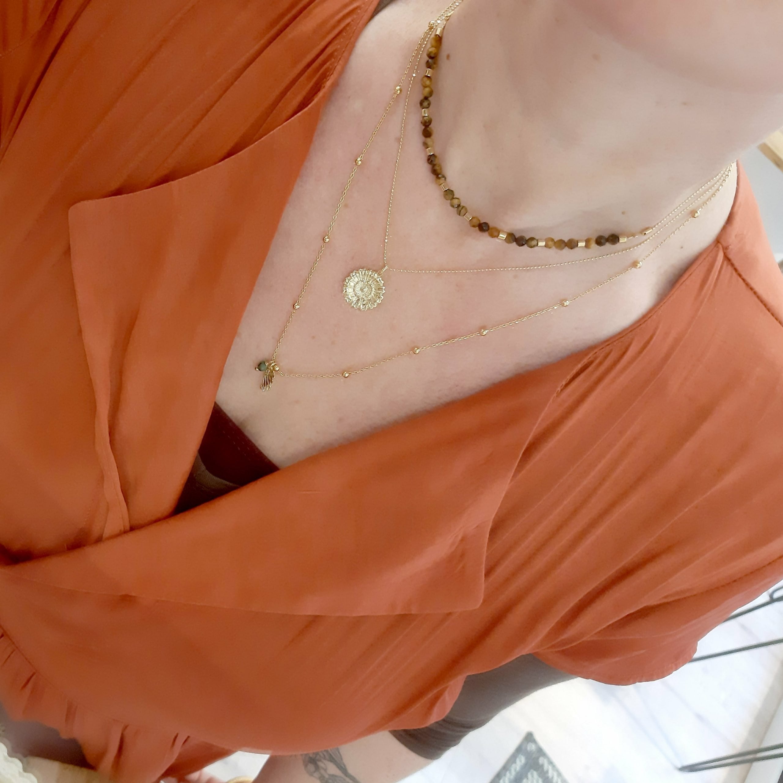 collier_ras_du_cou_oeil_de_tigre_porté.j